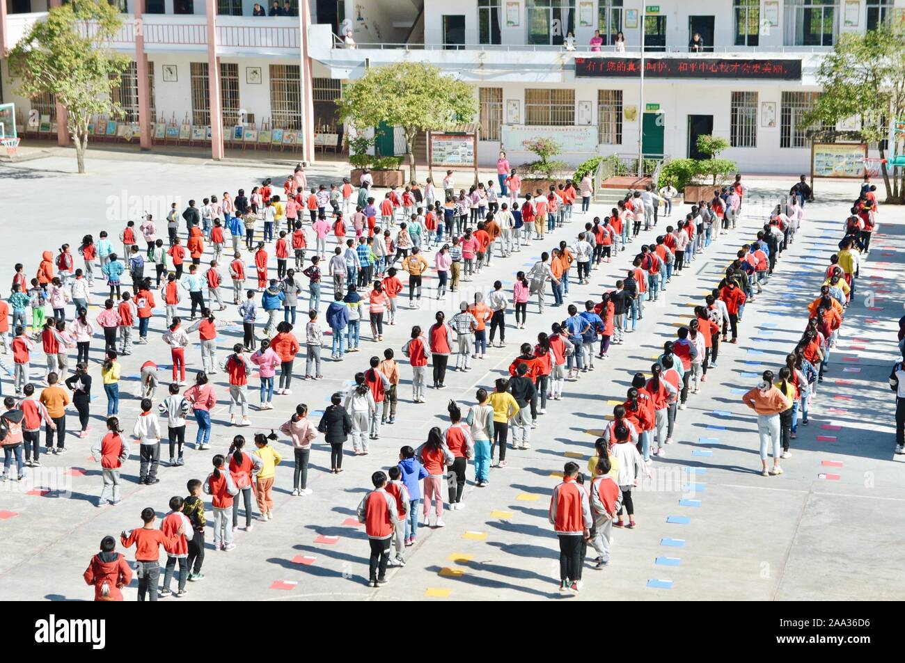 (191119) -- GUANGXI, nov. 19, 2019 (Xinhua) -- gli studenti portano a esercizi durante la pausa a Heping scuola primaria in Sanjiang Dong contea autonoma, a sud della Cina di Guangxi Zhuang Regione autonoma, Ottobre 30, 2019. La scuola ambiente progetto di miglioramento è stato lanciato in cinque western provinciale a livello di regioni di Xinjiang Uygur Regione autonoma, la Municipalità di Chongqing, Guangxi Zhuang Regione autonoma, Guizhou e Yunnan province, che beneficiano più di 150.000 studenti in oltre 300 scuole. Le regioni stanno pensando di espandere il programma a beneficio di 300.000 più bambini. Per andare con:'Acros Foto Stock