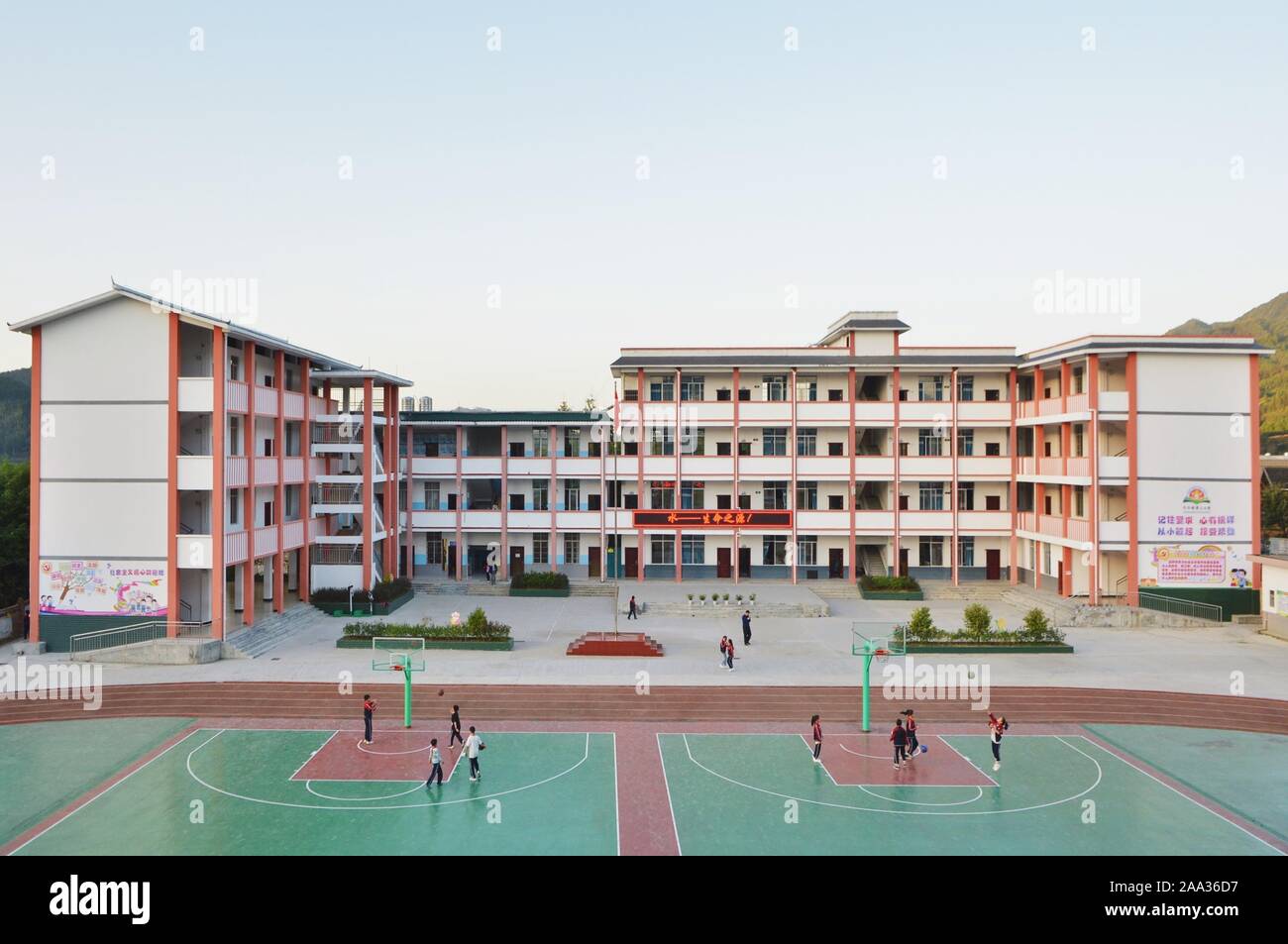 (191119) -- GUANGXI, nov. 19, 2019 (Xinhua) -- Fotografia scattata a ott. 30, 2019 mostra l'edificio di insegnamento a seconda scuola primaria in Doujiang township di Sanjiang Dong contea autonoma, a sud della Cina di Guangxi Zhuang Regione autonoma. La scuola ambiente progetto di miglioramento è stato lanciato in cinque western provinciale a livello di regioni di Xinjiang Uygur Regione autonoma, la Municipalità di Chongqing, Guangxi Zhuang Regione autonoma, Guizhou e Yunnan province, che beneficiano più di 150.000 studenti in oltre 300 scuole. Le regioni stanno pensando di espandere il programma a beneficio di 300.000 più bambino Foto Stock