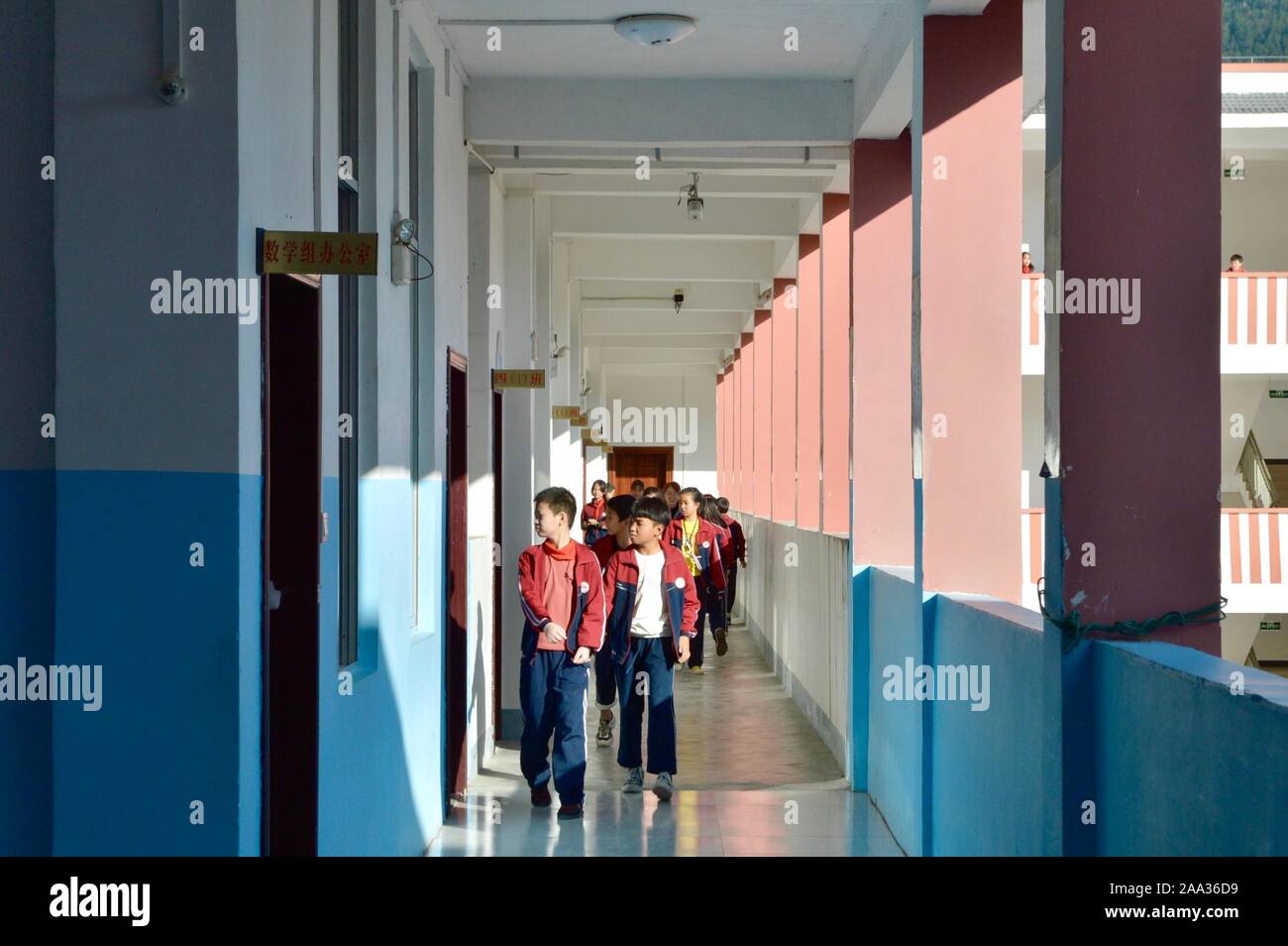 (191119) -- GUANGXI, nov. 19, 2019 (Xinhua) -- Gli studenti lasciano le aule dopo le lezioni presso la Seconda scuola primaria in Doujiang township di Sanjiang Dong contea autonoma, a sud della Cina di Guangxi Zhuang Regione autonoma, Ottobre 30, 2019. La scuola ambiente progetto di miglioramento è stato lanciato in cinque western provinciale a livello di regioni di Xinjiang Uygur Regione autonoma, la Municipalità di Chongqing, Guangxi Zhuang Regione autonoma, Guizhou e Yunnan province, che beneficiano più di 150.000 studenti in oltre 300 scuole. Le regioni stanno pensando di espandere il programma a beneficio di 300.000 più bambini. Foto Stock