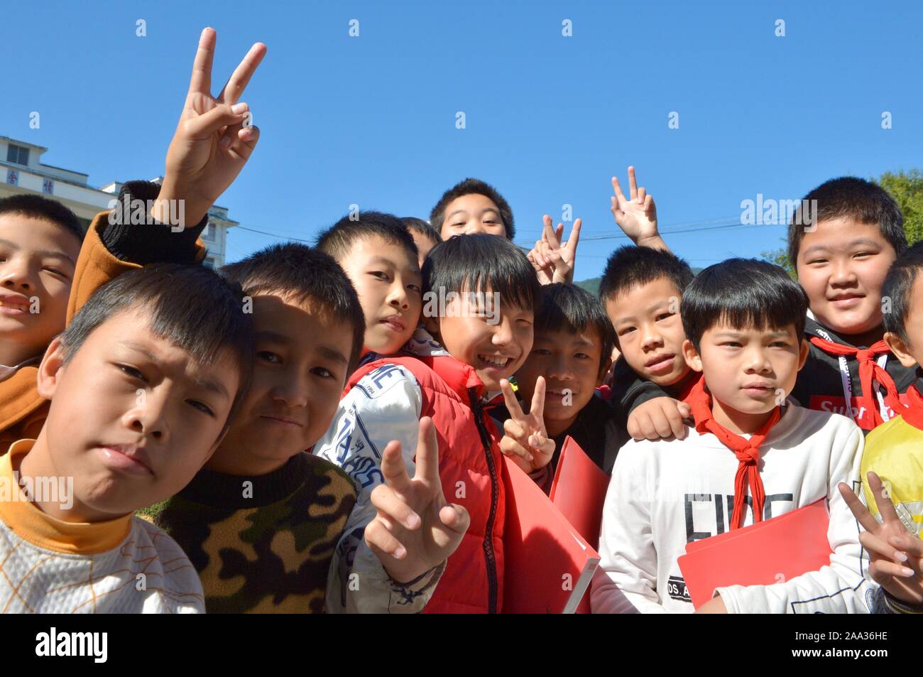 (191119) -- GUANGXI, nov. 19, 2019 (Xinhua) -- Gli studenti pongono per le foto al Heping scuola primaria in Sanjiang Dong contea autonoma, a sud della Cina di Guangxi Zhuang Regione autonoma, Ottobre 30, 2019. La scuola ambiente progetto di miglioramento è stato lanciato in cinque western provinciale a livello di regioni di Xinjiang Uygur Regione autonoma, la Municipalità di Chongqing, Guangxi Zhuang Regione autonoma, Guizhou e Yunnan province, che beneficiano più di 150.000 studenti in oltre 300 scuole. Le regioni stanno pensando di espandere il programma a beneficio di 300.000 più bambini. Per andare con:"In tutta la Cina: rurale Foto Stock