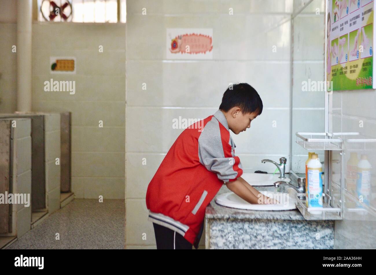 (191119) -- GUANGXI, nov. 19, 2019 (Xinhua) -- uno studente lava le mani dopo aver utilizzato la toilette al Heping scuola primaria in Sanjiang Dong contea autonoma, a sud della Cina di Guangxi Zhuang Regione autonoma, Ottobre 30, 2019. La scuola ambiente progetto di miglioramento è stato lanciato in cinque western provinciale a livello di regioni di Xinjiang Uygur Regione autonoma, la Municipalità di Chongqing, Guangxi Zhuang Regione autonoma, Guizhou e Yunnan province, che beneficiano più di 150.000 studenti in oltre 300 scuole. Le regioni stanno pensando di espandere il programma a beneficio di 300.000 più bambini. Per andare con Foto Stock