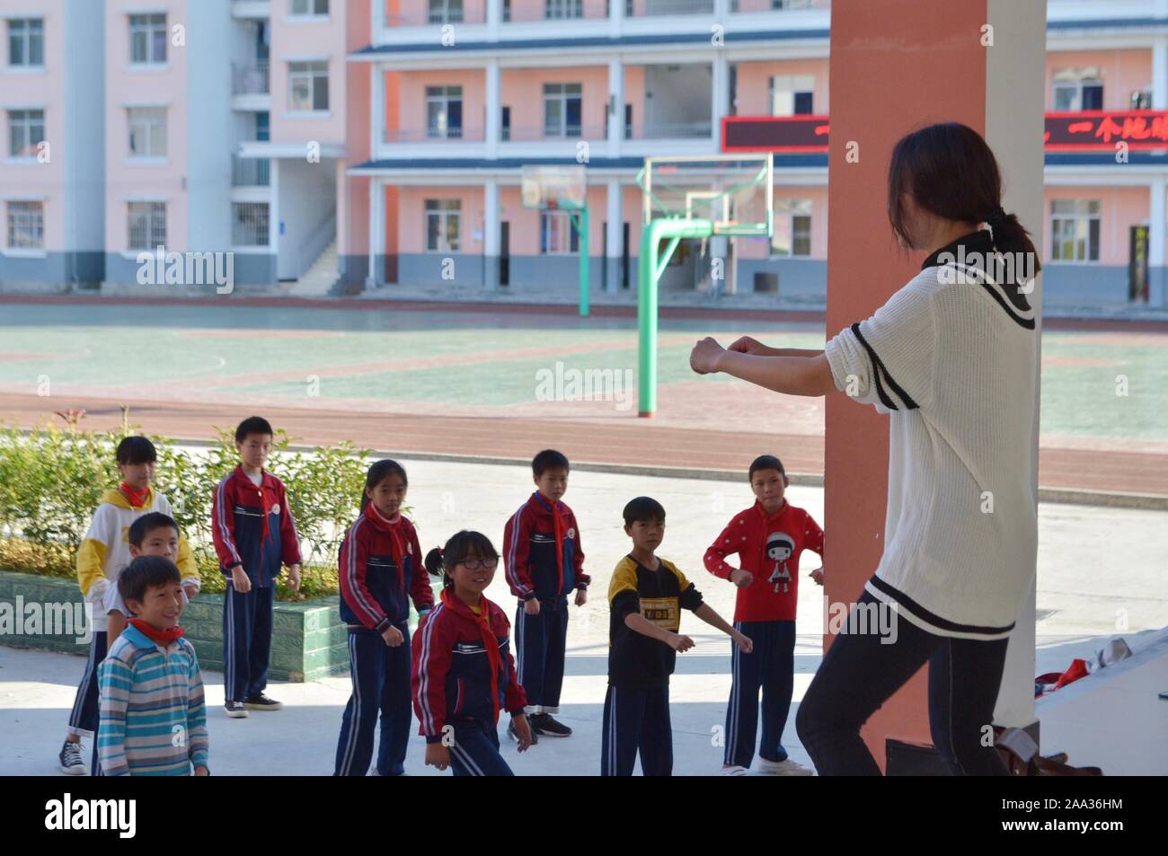 (191119) -- GUANGXI, nov. 19, 2019 (Xinhua) -- Un insegnante fornisce una classe di danza presso la Seconda scuola primaria in Doujiang township di Sanjiang Dong contea autonoma, a sud della Cina di Guangxi Zhuang Regione autonoma, Ottobre 30, 2019. La scuola ambiente progetto di miglioramento è stato lanciato in cinque western provinciale a livello di regioni di Xinjiang Uygur Regione autonoma, la Municipalità di Chongqing, Guangxi Zhuang Regione autonoma, Guizhou e Yunnan province, che beneficiano più di 150.000 studenti in oltre 300 scuole. Le regioni stanno pensando di espandere il programma a beneficio di 300.000 più bambini. A Foto Stock