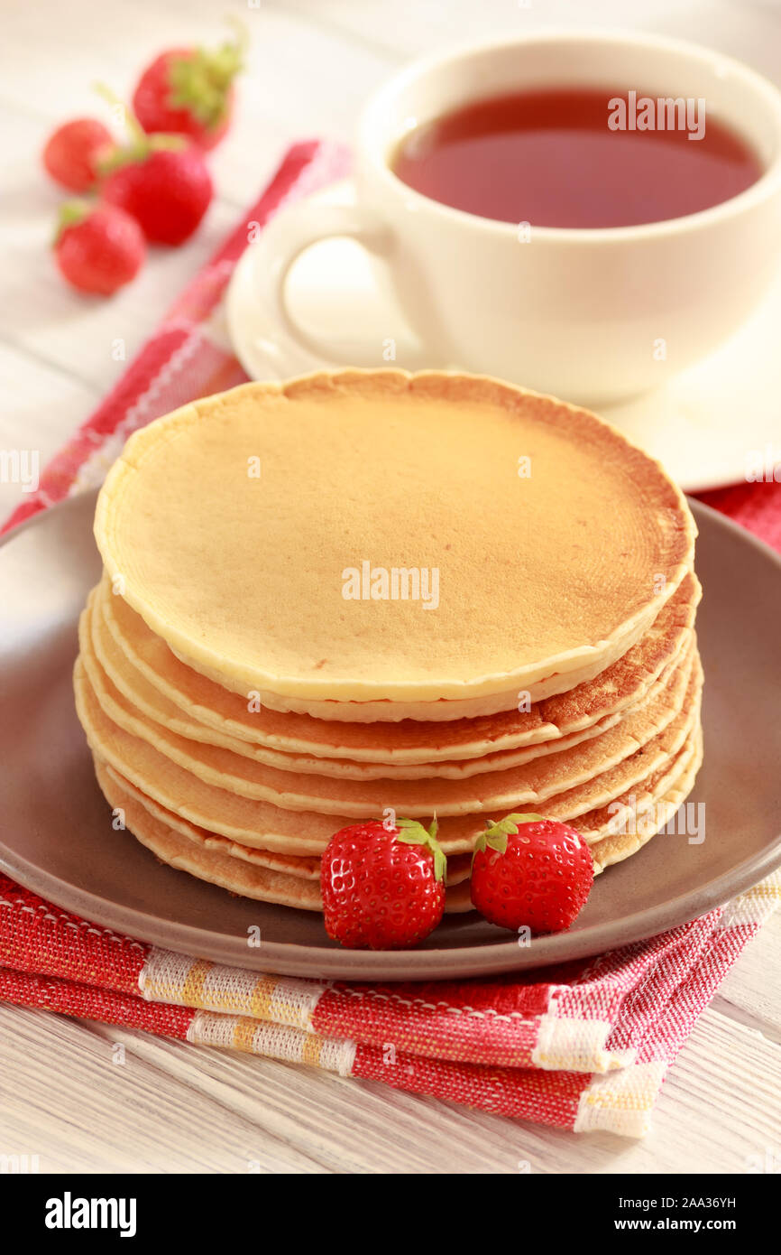 Pancake fatti in casa con fragole fresche e tè, il fuoco selettivo Foto Stock