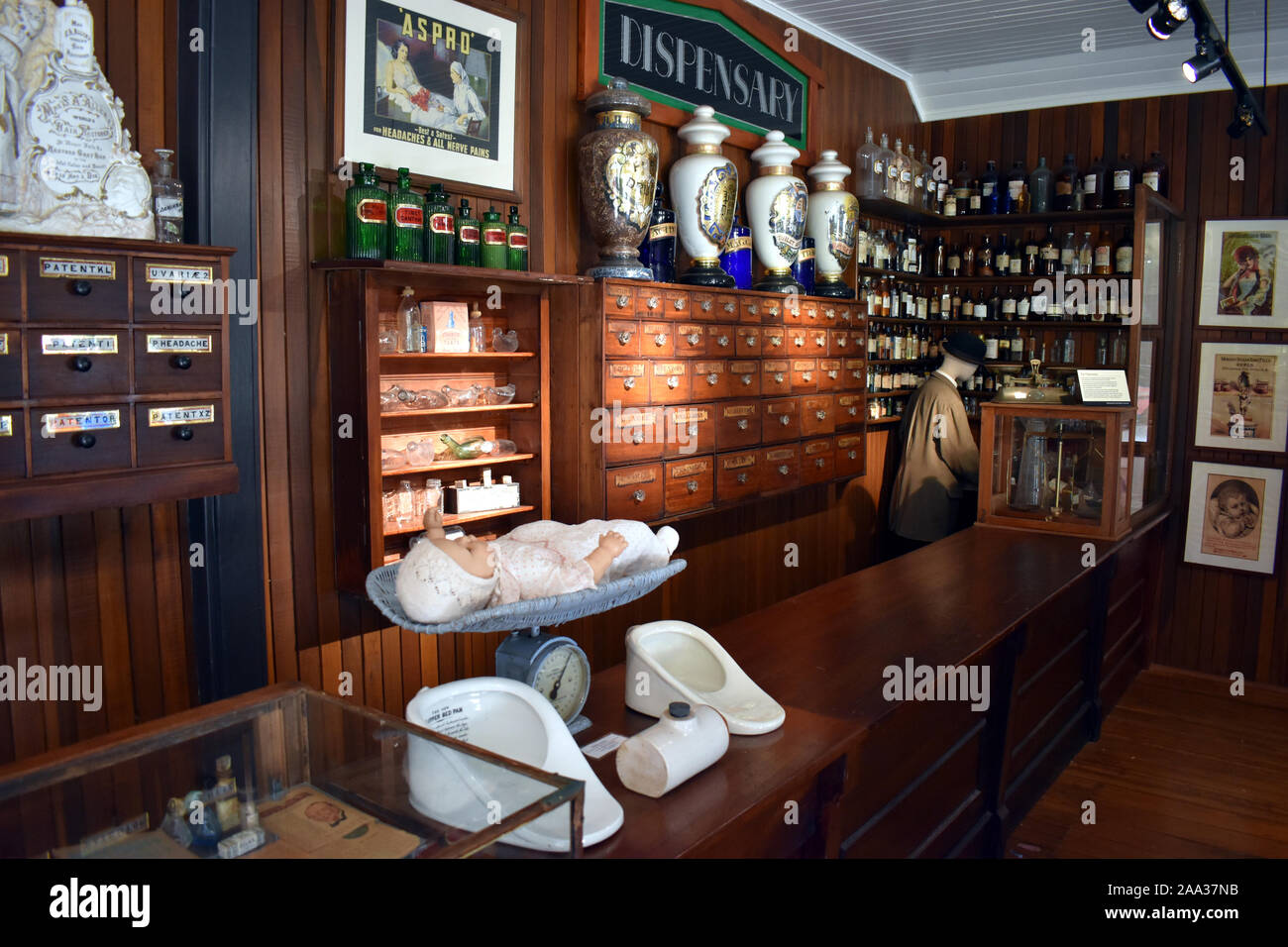 Un dispensario ricostruito risalente agli anni trenta del novecento in un museo in Herberton villaggio storico Foto Stock