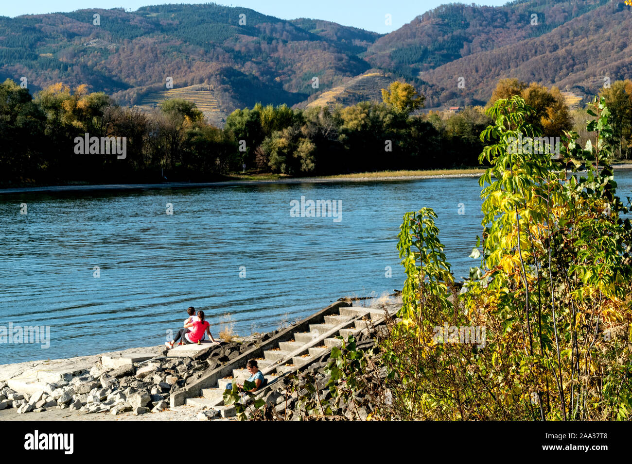 Un giovane che gode di una vista mozzafiato sul fiume Danubio a Durnstein, con le montagne sullo sfondo Foto Stock
