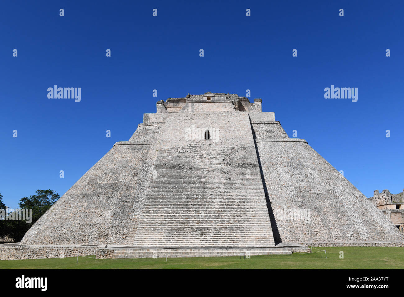 Piramide del mago in Uxmal, antica città maya del periodo classico si trova nella regione Puuc della parte orientale della penisola dello Yucatan, Messico Foto Stock