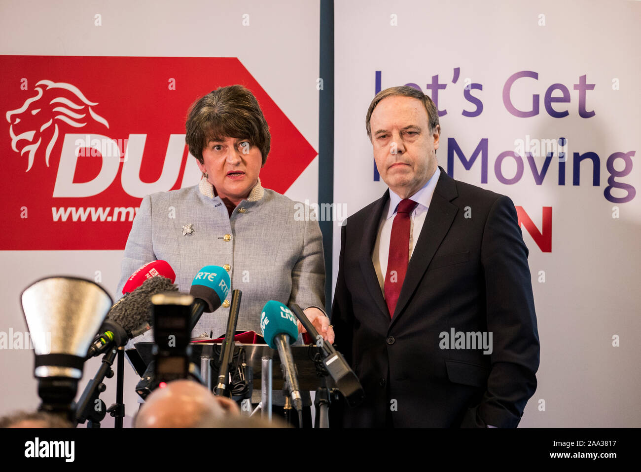 DUP leader Arlene Foster con Nigel Dodds parlando durante la festa è il lancio di un nuovo piano strategico a W5 a Belfast. Foto di PA. Picture Data: martedì 19 novembre, 2019. Vedere PA storia politica elezione . Foto di credito dovrebbe leggere: Liam McBurney/PA FILO Foto Stock