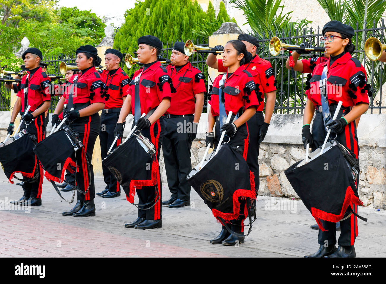 Marching Band suona tamburi sul giorno della Rivoluzione, Merida Foto Stock