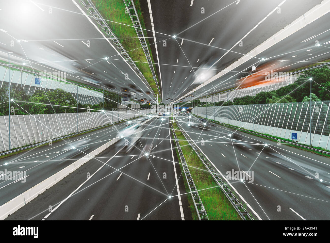 5G, la rete di comunicazione wireless in grande concetto di città. IoT (Internet delle cose). ICT (information communication technology), il traffico su autostrada Foto Stock