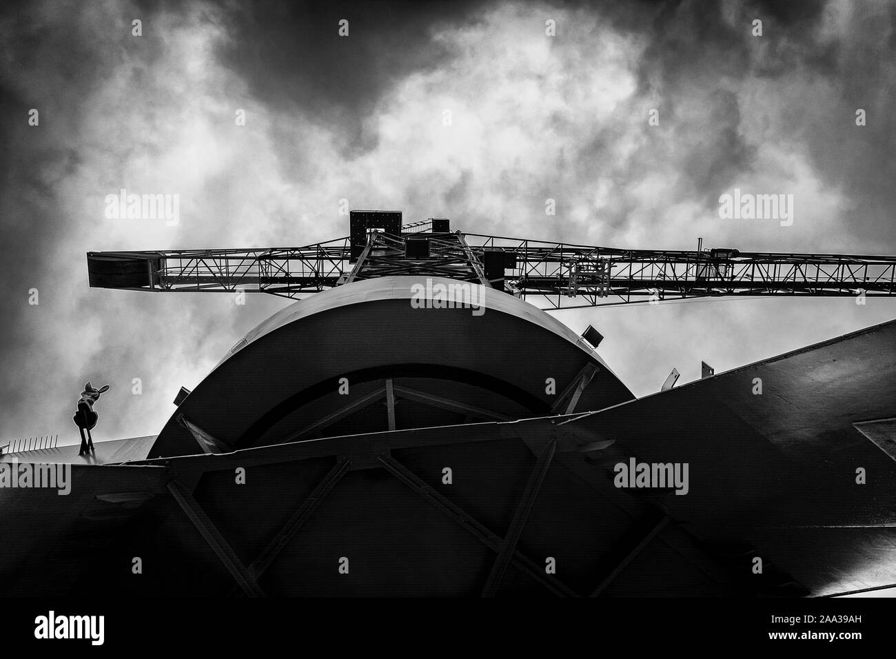 NDSM Gru Gru vecchia, nuvole scure, cielo drammatico, immagine in bianco e nero, cartolina, sfondo astratto, sfondo, vecchia industria, Amsterdam Noord Foto Stock