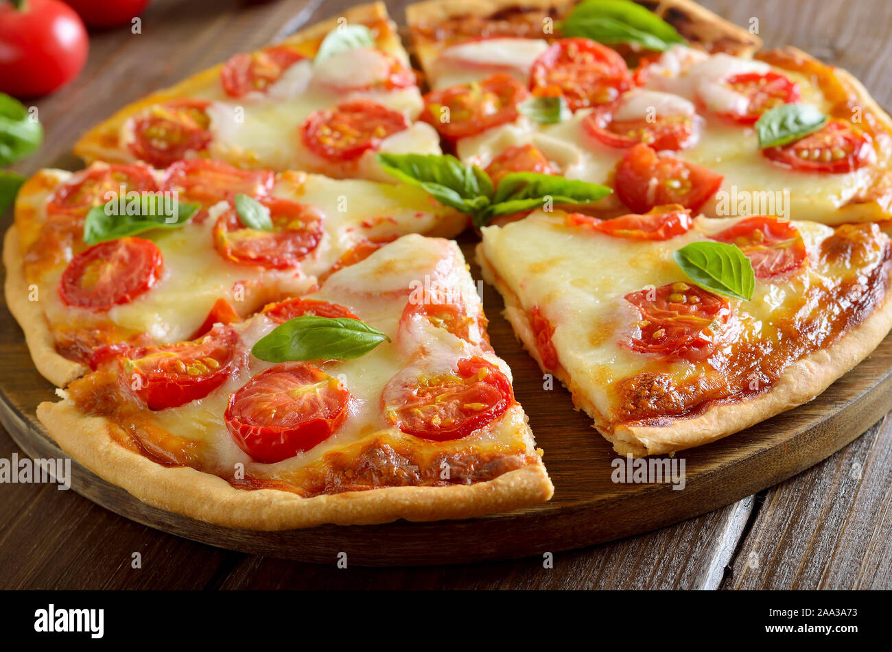 Fette di pizza margherita sul tavolo di legno, vista ravvicinata Foto Stock