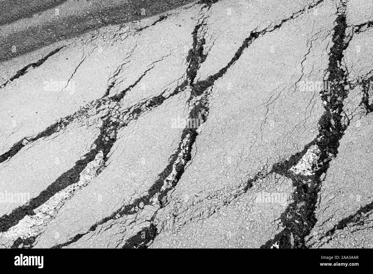 La frana di strada regrediscono / asfalto è crollata e crepe nella strada Foto Stock