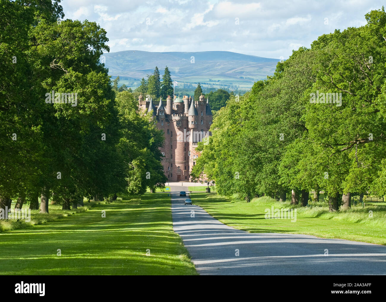 Viale alberato di Glamis Castle. Perthshire Scozia Scotland Foto Stock