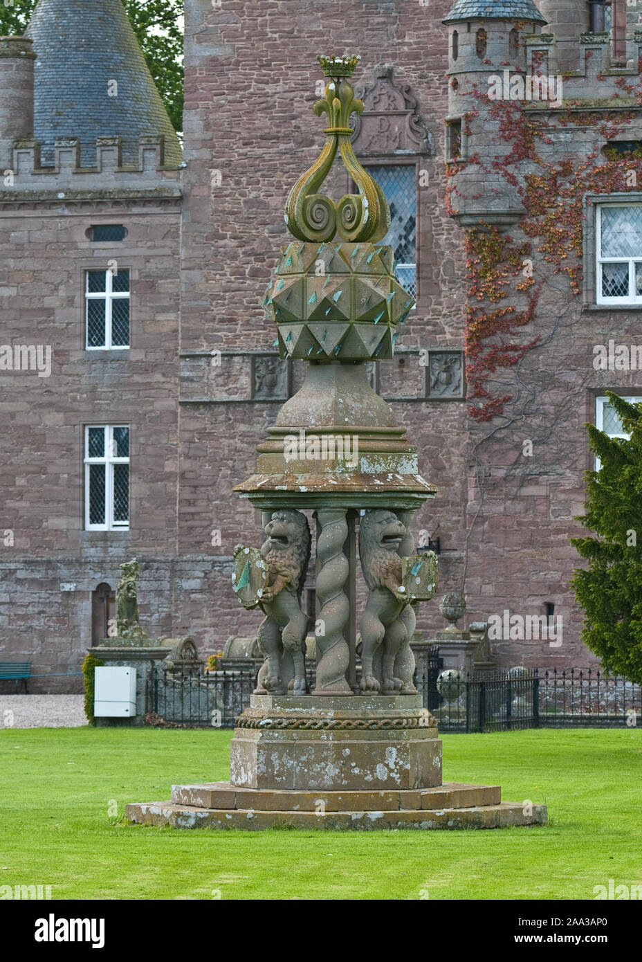 Monumento in giardino e motivi di Glamis Castle. Perthshire Scozia Scotland Foto Stock