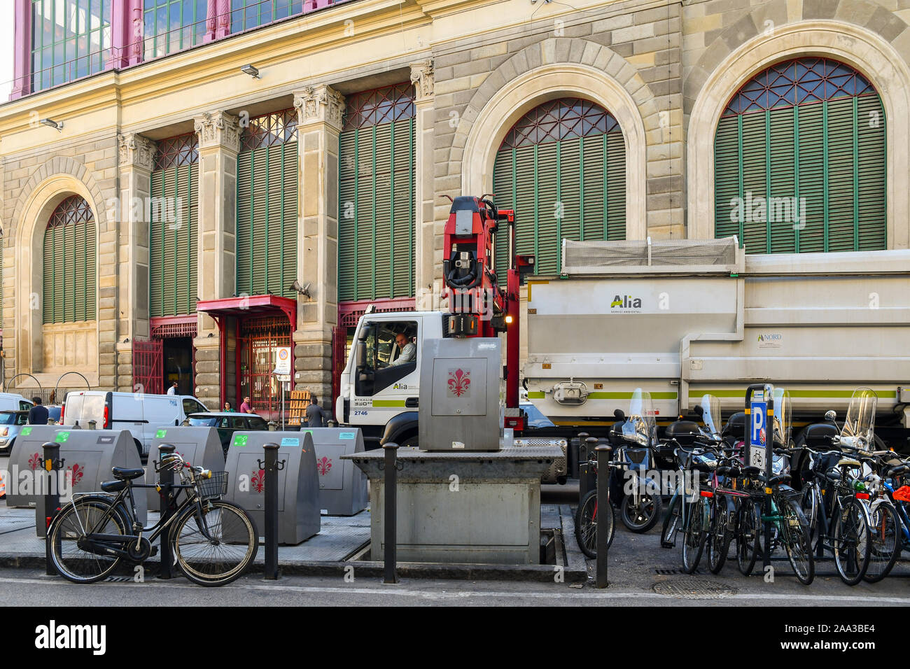 Camion gru di sollevamento un sotterraneo immondizia nel Cestino il punto di raccolta della centrale Piazza del Mercato nel centro di Firenze, Toscana, Italia Foto Stock