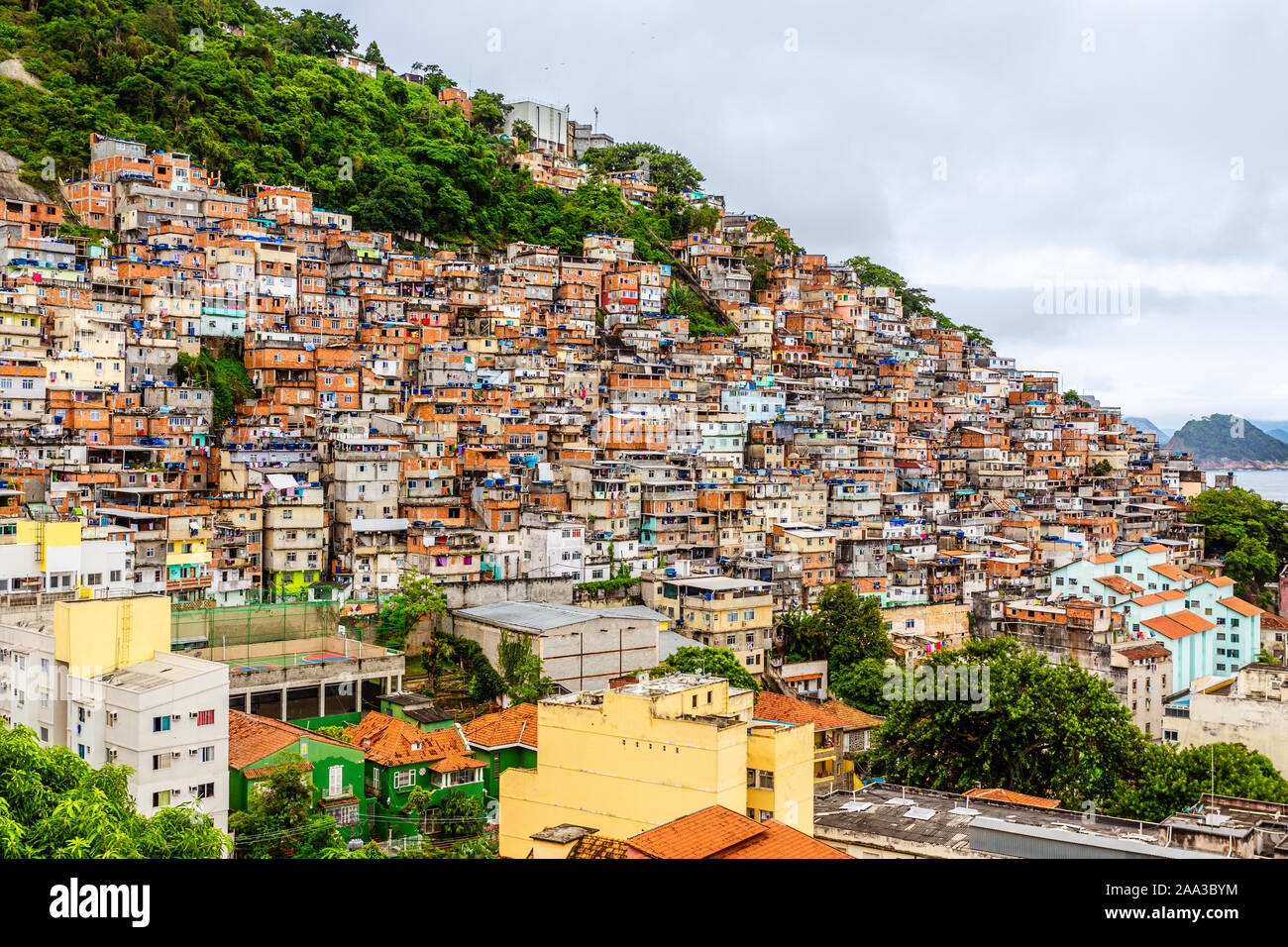 Colori brasiliani favelas baraccopoli sulla collina, Rio de Janeiro, Brasile Foto Stock