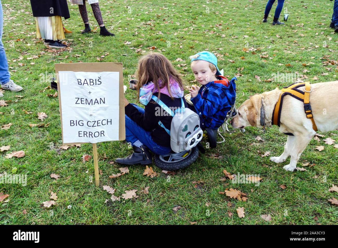 Babis Zeman, cartellino di errore della grande Repubblica Ceca, cani bambini durante una dimostrazione contro utili idioti, sostenitori russi Letna Praga Repubblica Ceca Foto Stock