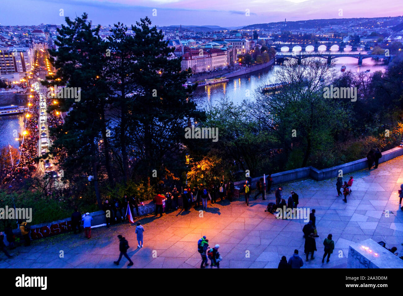 Persone che partono da Praga Letna hill, vista del fiume Vltava con ponti di Praga in sunset Foto Stock