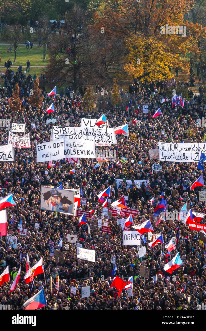 La gente protesta contro il primo ministro Babis, Letna Prague Repubblica Ceca Foto Stock