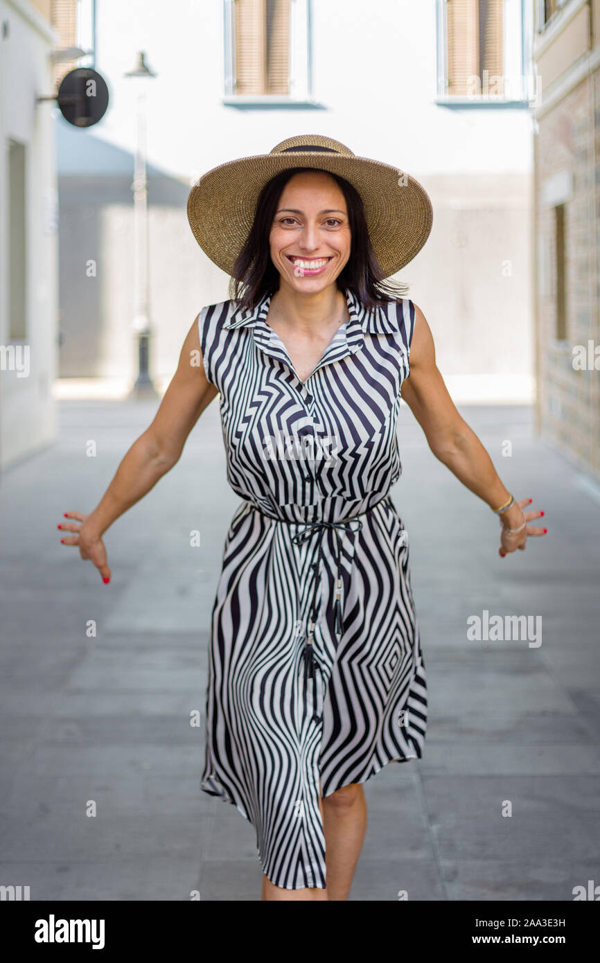 Ritratto di una donna sorridente in piedi in una strada di città, Italia Foto Stock
