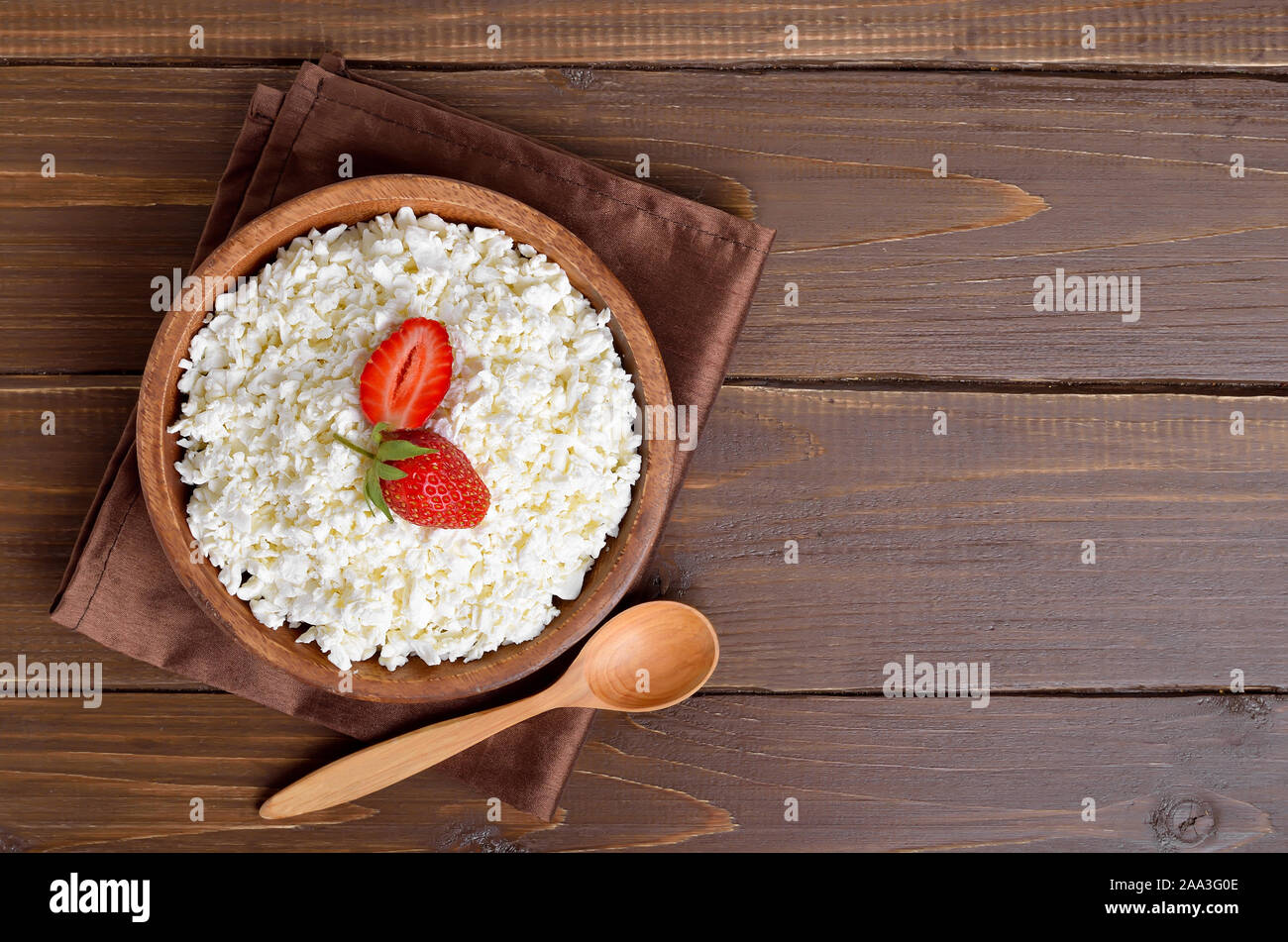 Latticini formaggi, ricotta e fragole su sfondo di legno con copia spazio. Vista superiore, laici piatta Foto Stock
