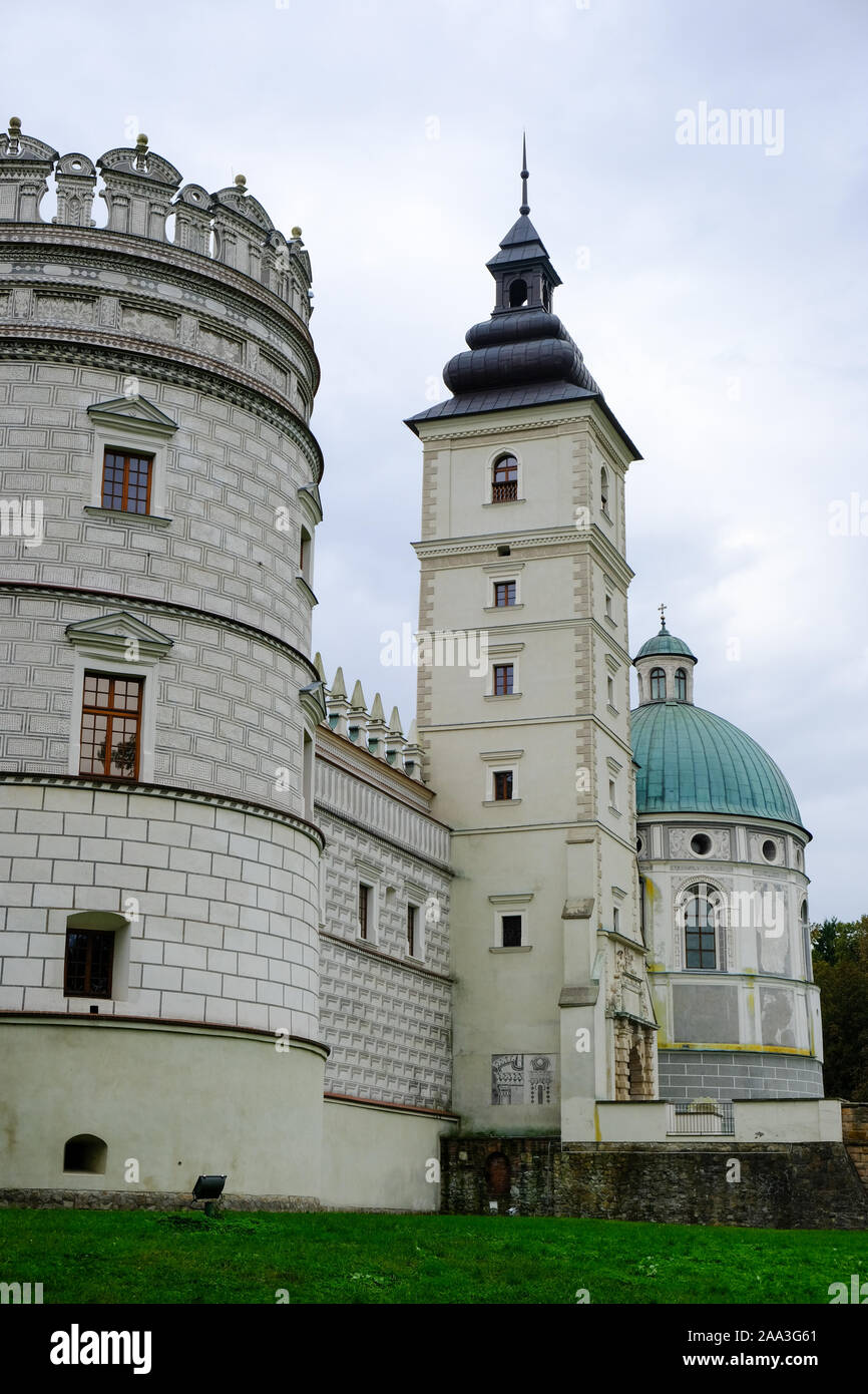 KRASICZYN, Polonia - 07 ottobre 2018: Krasicki Palace di Krasiczyn. Il castello appartenne a numerose nobili famiglie polacche ed è stato visitato da molti Foto Stock