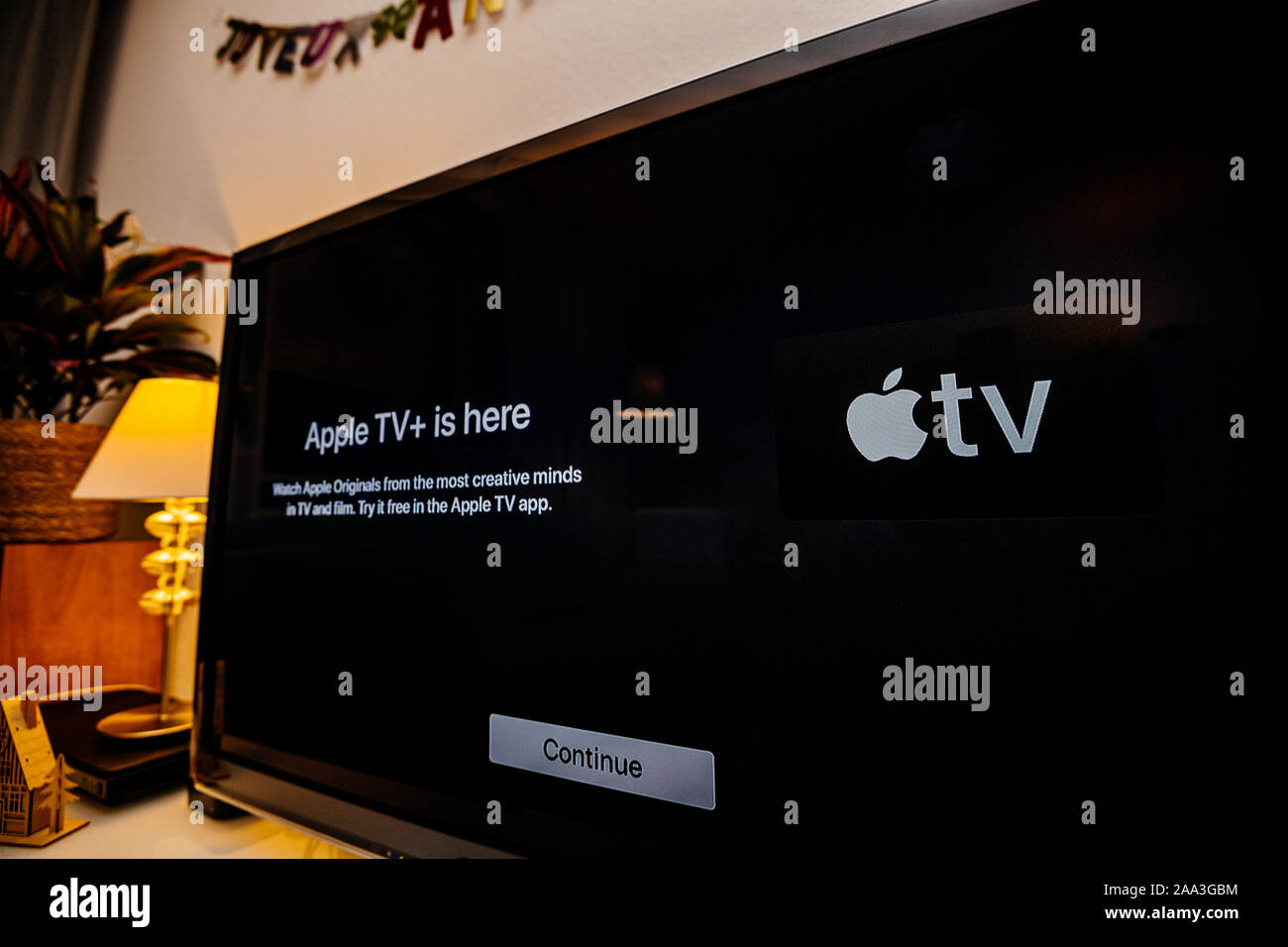 Parigi, Francia - 1 Nov 2019: vista laterale di Apple TV plus è qui messaggio sul soggiorno con display a provare gratuitamente il pulsante Continua lancerà il primo giorno oltre Foto Stock