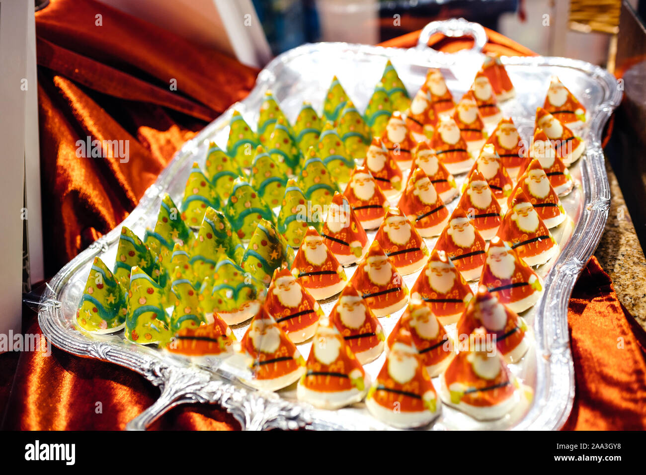 Tradizionale Santa Claus Pere Noel in forma di cono per la vendita in dolce da forno store in Francia Foto Stock