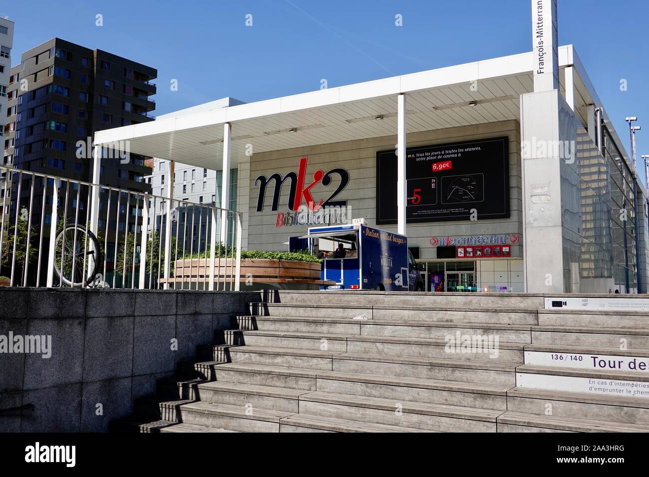 Movie Theater, Mk2 cinéma Bibliothèque, nel XIII arrondissement, con cibo carrello davanti, Parigi, Francia. Foto Stock