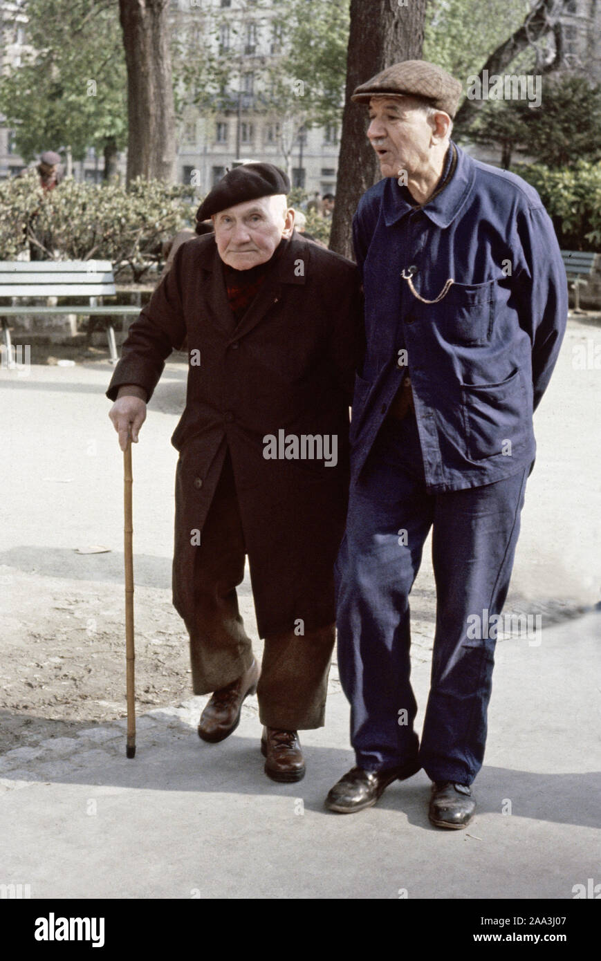 "Vecchi compagni' due anziani colleghi condividono una passeggiata a Parigi negli anni settanta Foto Stock