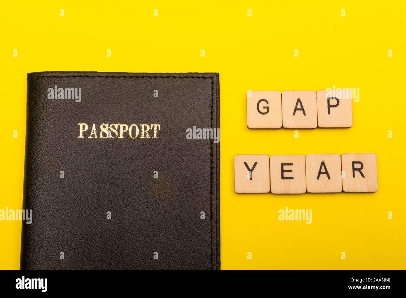 Concetto di viaggio che mostra un passaporto su sfondo giallo con un segno il gap di lettura anno Foto Stock