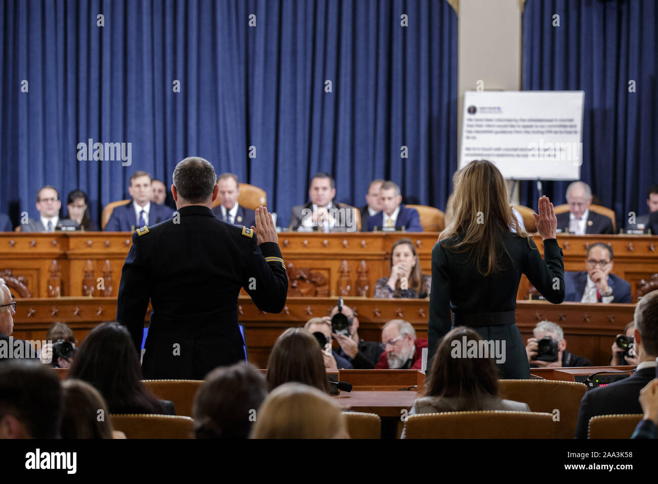 Washington DC, Stati Uniti d'America. Xix Nov, 2019. Jennifer Williams, un aiutante di Vice Presidente Mike Pence, e il Consiglio di Sicurezza Nazionale aide Lt. Col. Alexander Vindman, sinistra, sono giurato per testimoniare davanti alla casa del comitato di intelligence sul Campidoglio di Washington, martedì, nov. 19, 2019, durante una pubblica audizione impeachment del presidente Donald Trump's sforzi per legare gli aiuti degli Stati Uniti per l'Ucraina per le indagini dei suoi oppositori politici. Credito: UPI/Alamy Live News Foto Stock