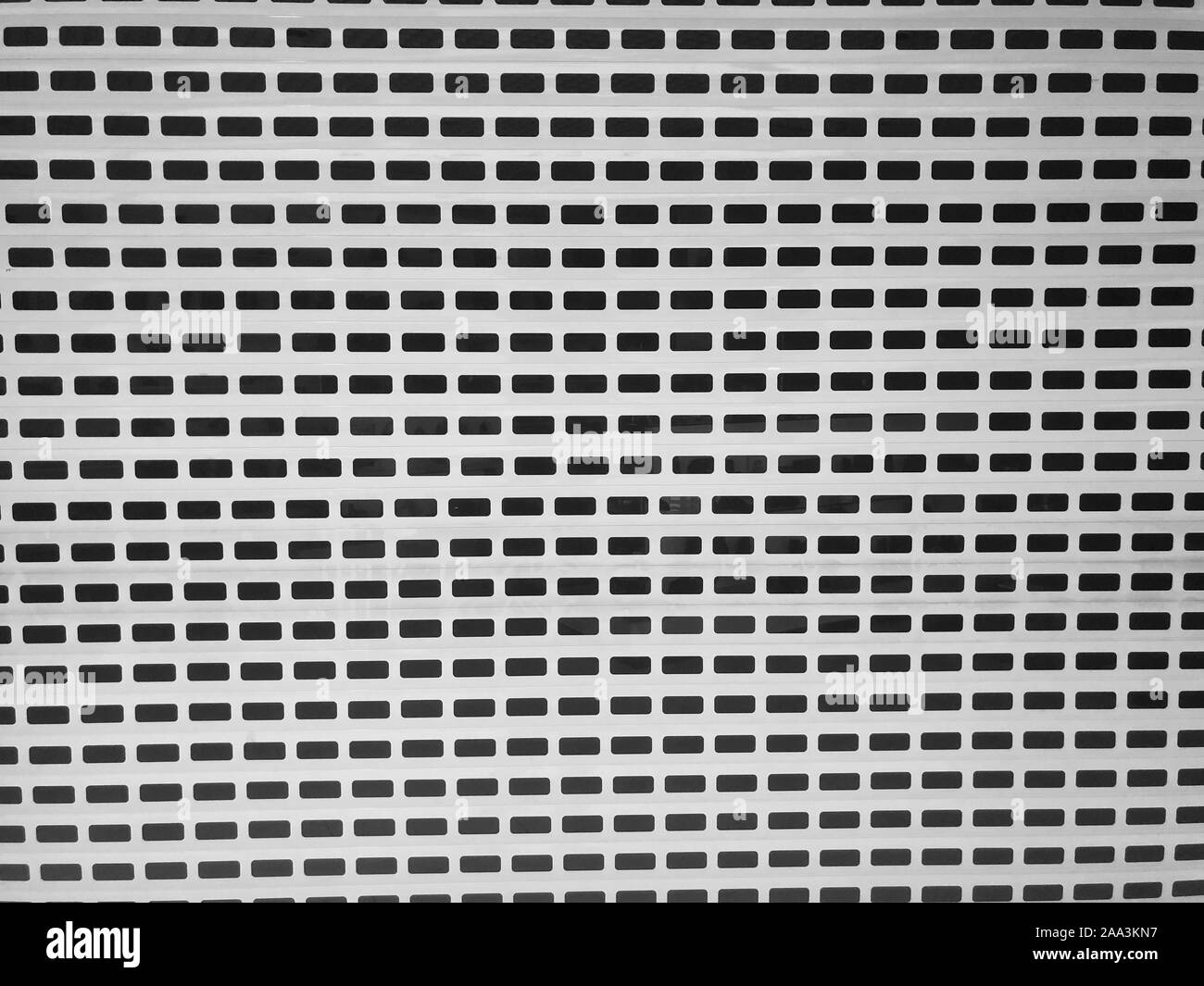 Maglia metallica di tenda a rullo pattern, bianco per la protezione e la sicurezza. La texture è industriale. Foto Stock