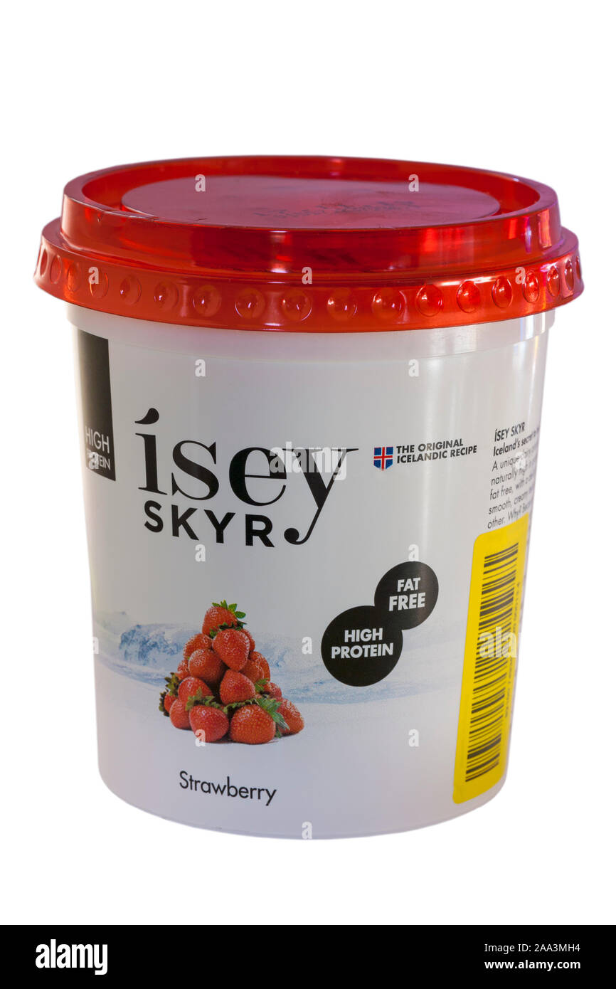 Vasca di Isey Skyr in stile yogurt alla fragola isolato su sfondo bianco Foto Stock