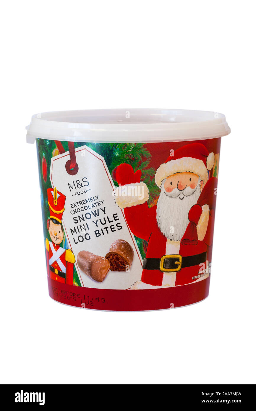Vasca di M&S estremamente cioccolatata Snowy Mini Yule Log morsi isolati su sfondo bianco Foto Stock