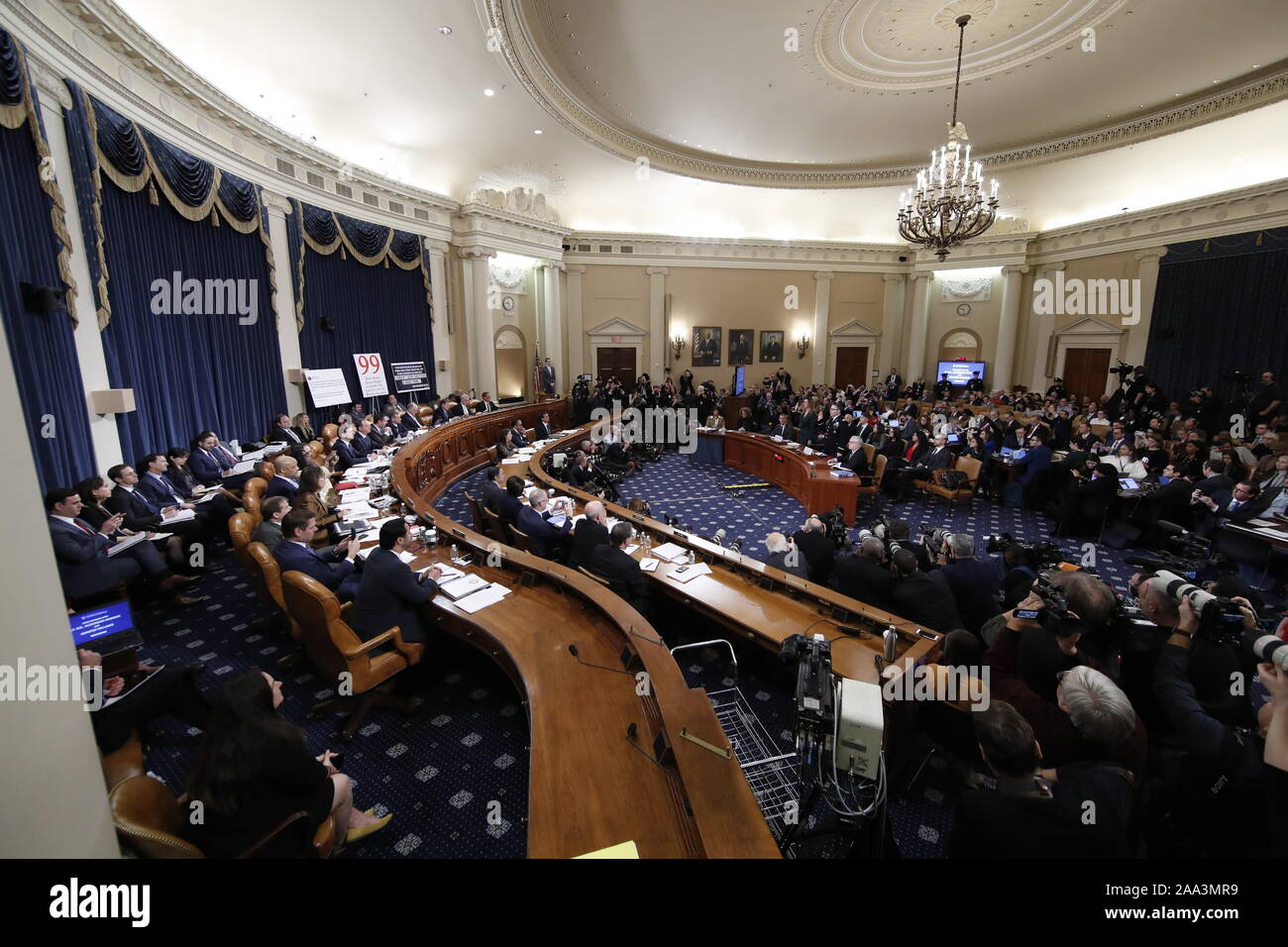 Washington DC, Stati Uniti d'America. Xix Nov, 2019. Jennifer Williams, un aiutante di Vice Presidente Mike Pence, e il Consiglio di Sicurezza Nazionale aide Lt. Col. Alexander Vindman, sinistra, sono giurato per testimoniare davanti alla casa del comitato di intelligence sul Campidoglio di Washington, martedì, nov. 19, 2019, durante una pubblica audizione impeachment del presidente Donald Trump's sforzi per legare gli aiuti degli Stati Uniti per l'Ucraina per le indagini dei suoi oppositori politici. Credito: UPI/Alamy Live News Foto Stock