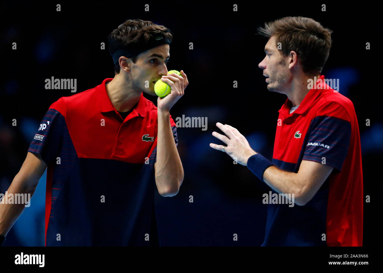 Londra, Regno Unito. Novembre 16 L-R Pierre-Hughes Herbert e Nicolas MAHUT (FRA) in azione durante il raddoppia Semi-Final corrispondono Pierre-Hughes Herbert Foto Stock