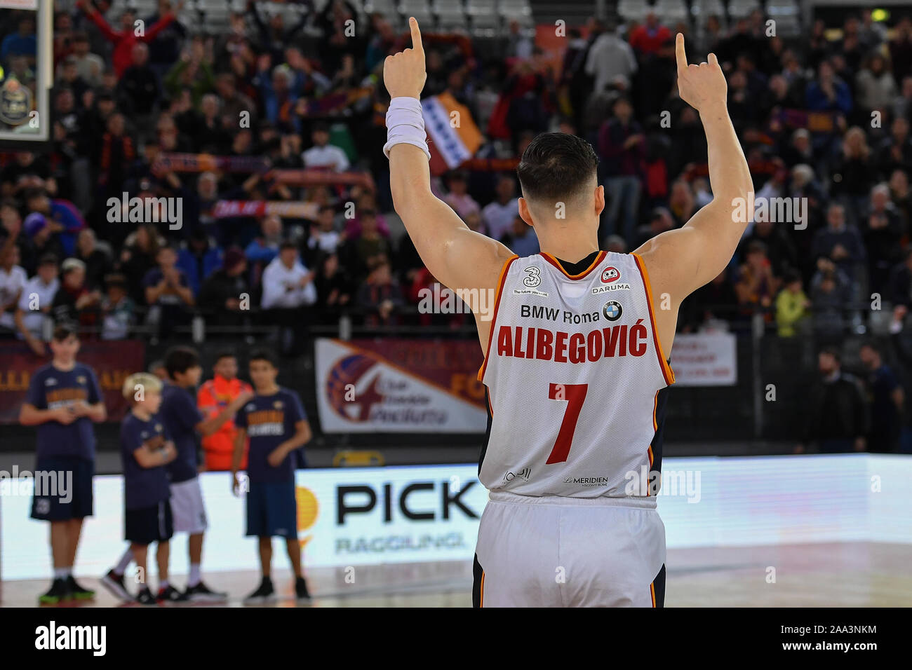 Roma, Italia. 17 Nov, 2019. Arriva la seconda vittoria consecutiva per la Virtus Roma che presso il Palazzo dello Sport di Eur ha la meglio sul Carpegna Prosciutti Basket Pesaro per 92-83 al termine di un sofferto e gara equilibrata fino alla fine. La Virtus Roma con il rotolo e con Jefferson (influenza) e Dyson (disturbo muscolare) attraverso il servizio. (Foto di Domenico Cippitelli/Pacific Stampa) Credito: Pacific Press Agency/Alamy Live News Foto Stock