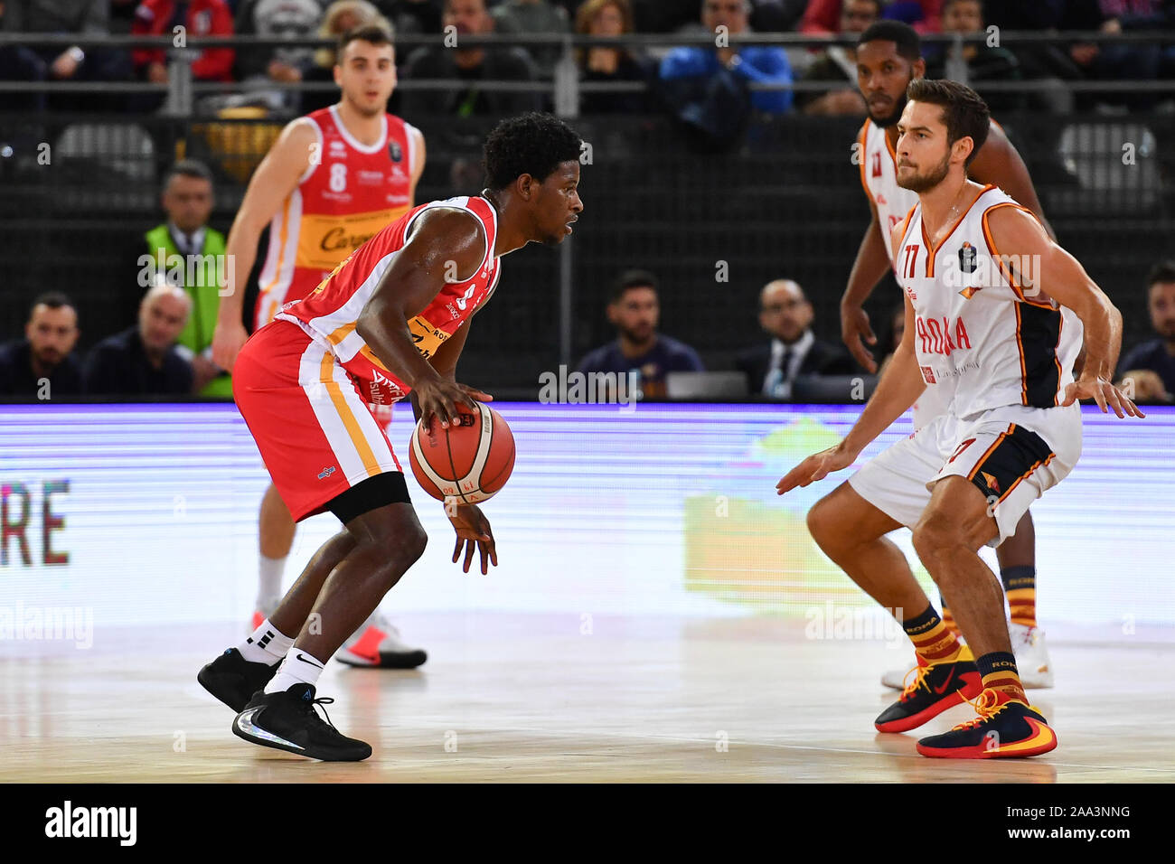 Roma, Italia. 17 Nov, 2019. Arriva la seconda vittoria consecutiva per la Virtus Roma che presso il Palazzo dello Sport di Eur ha la meglio sul Carpegna Prosciutti Basket Pesaro per 92-83 al termine di un sofferto e gara equilibrata fino alla fine. La Virtus Roma con il rotolo e con Jefferson (influenza) e Dyson (disturbo muscolare) attraverso il servizio. (Foto di Domenico Cippitelli/Pacific Stampa) Credito: Pacific Press Agency/Alamy Live News Foto Stock