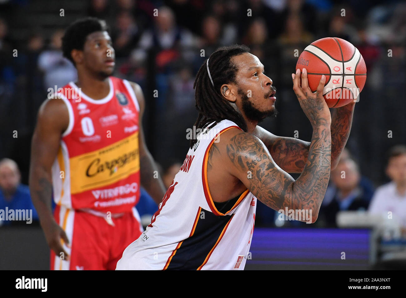 Arriva la seconda vittoria consecutiva per la Virtus Roma che presso il Palazzo dello Sport di Eur ha la meglio sul Carpegna Prosciutti Basket Pesaro per 92-83 al termine di un sofferto e gara equilibrata fino alla fine. La Virtus Roma con il rotolo e con Jefferson (influenza) e Dyson (disturbo muscolare) attraverso il servizio. (Foto di Domenico Cippitelli/Pacific Stampa) Foto Stock