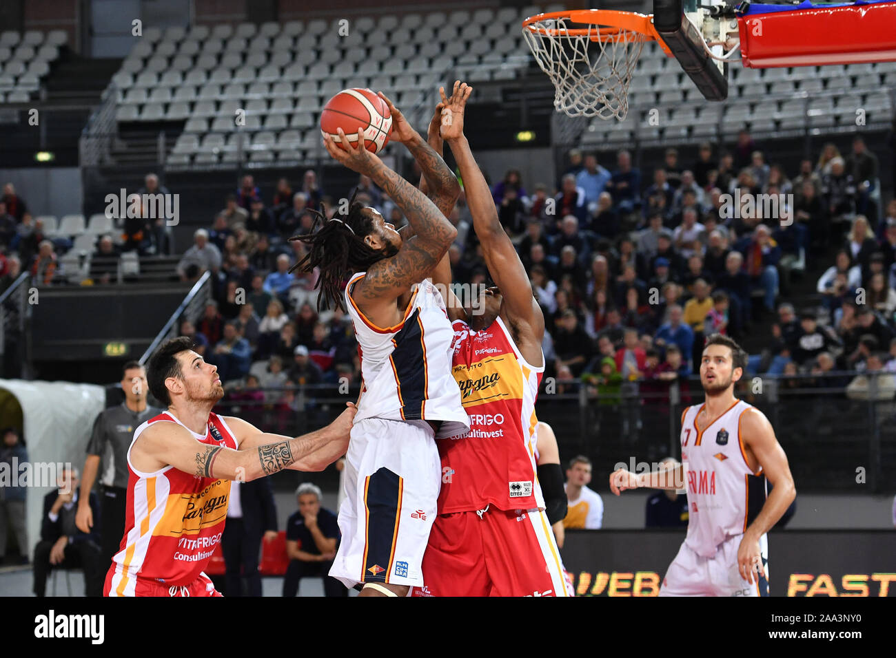 Arriva la seconda vittoria consecutiva per la Virtus Roma che presso il Palazzo dello Sport di Eur ha la meglio sul Carpegna Prosciutti Basket Pesaro per 92-83 al termine di un sofferto e gara equilibrata fino alla fine. La Virtus Roma con il rotolo e con Jefferson (influenza) e Dyson (disturbo muscolare) attraverso il servizio. (Foto di Domenico Cippitelli/Pacific Stampa) Foto Stock