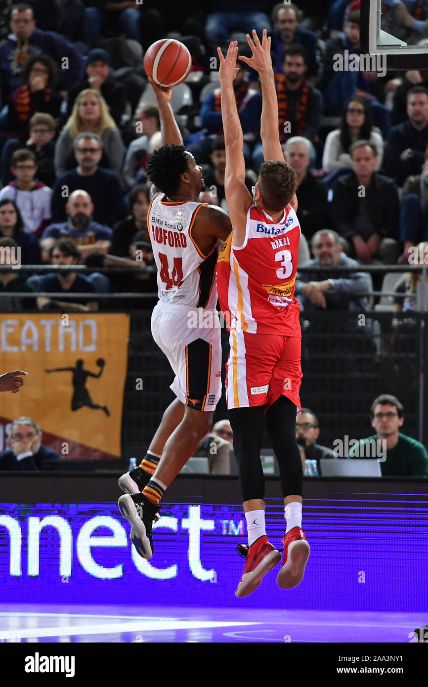 Arriva la seconda vittoria consecutiva per la Virtus Roma che presso il Palazzo dello Sport di Eur ha la meglio sul Carpegna Prosciutti Basket Pesaro per 92-83 al termine di un sofferto e gara equilibrata fino alla fine. La Virtus Roma con il rotolo e con Jefferson (influenza) e Dyson (disturbo muscolare) attraverso il servizio. (Foto di Domenico Cippitelli/Pacific Stampa) Foto Stock