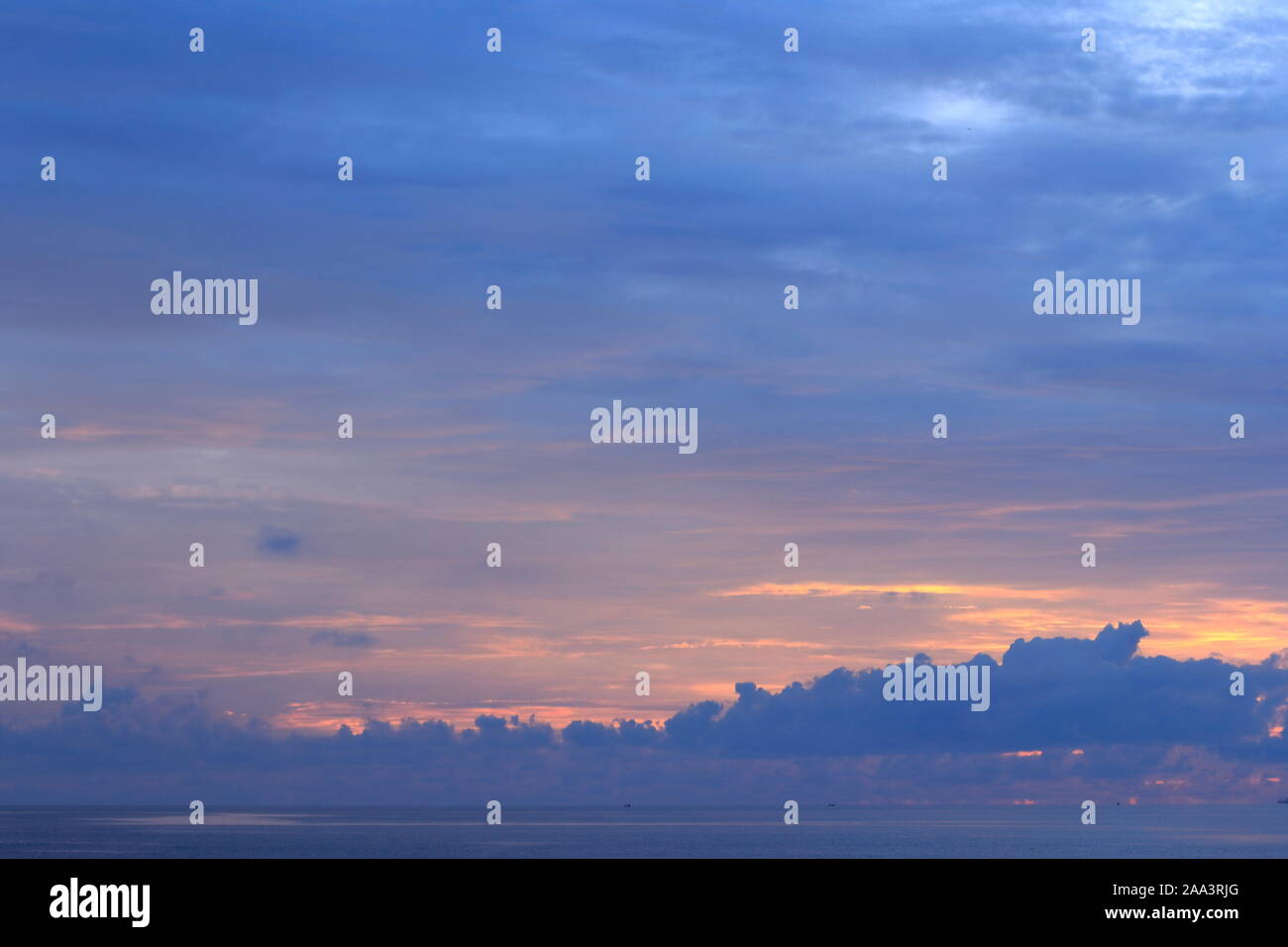 Set fotografico di nuvole al mattino, a sunrise e cambiando il colore e la forma delle nuvole in forme differenti Foto Stock