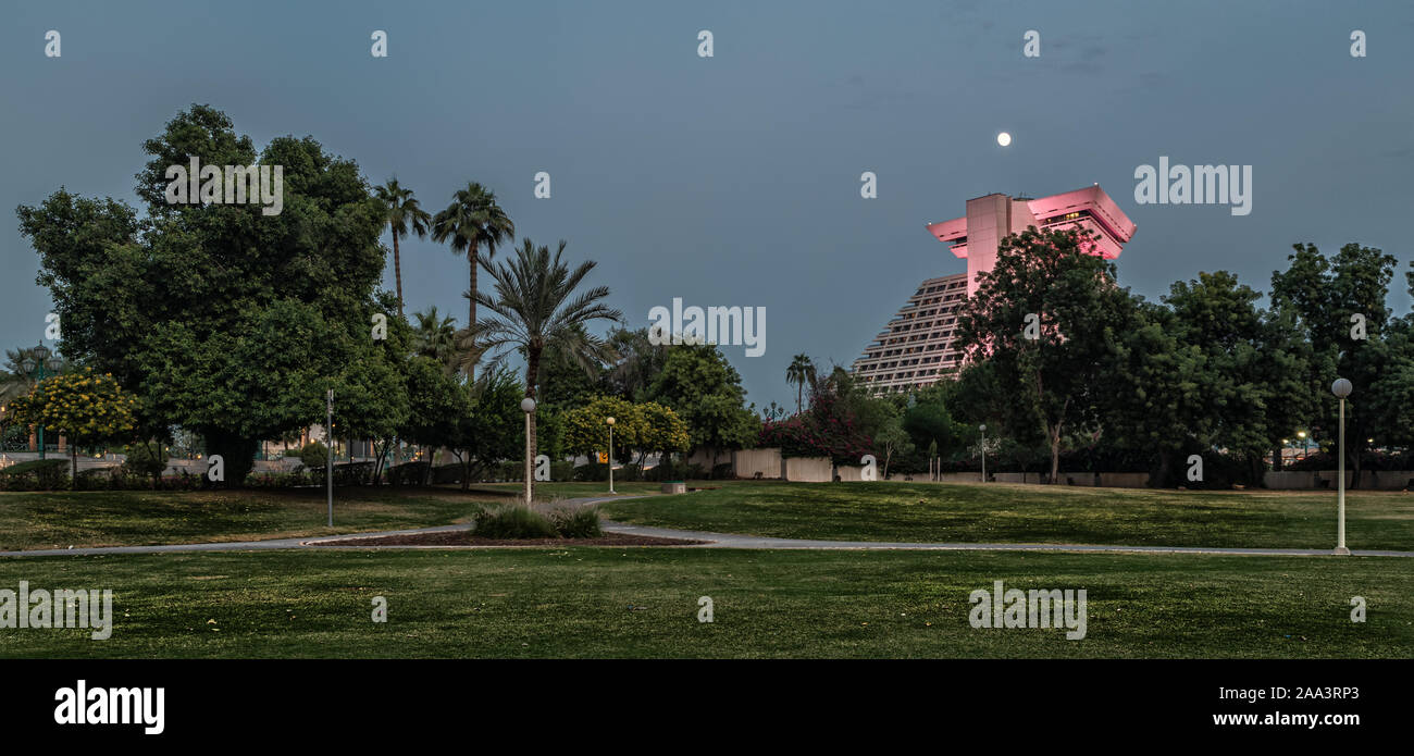 Doha-Qatar, novembre 18,2019: Sheraton Al Doha al crepuscolo vista esterna da Sheraton Park Foto Stock