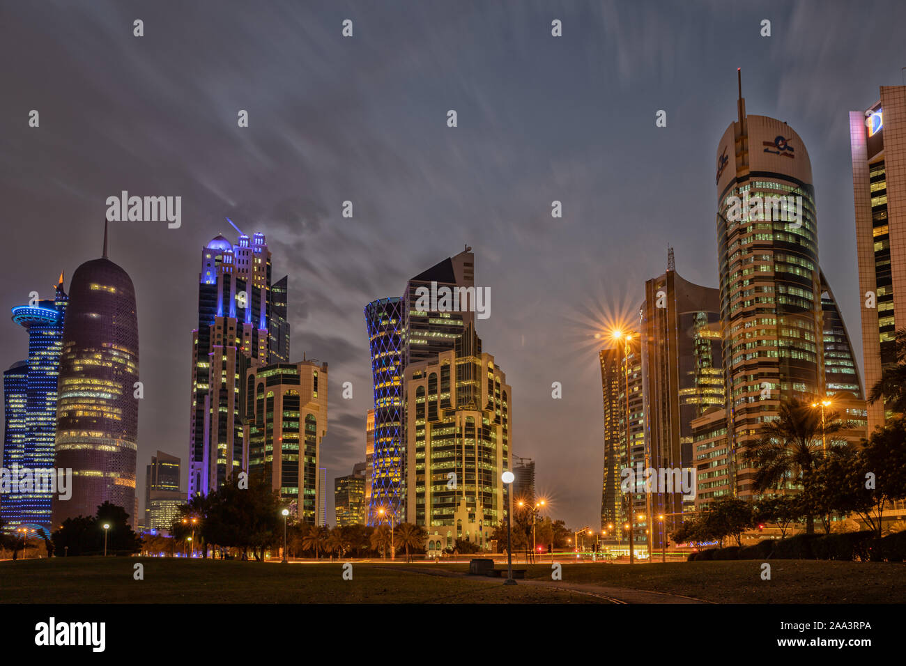 Doha, Qatar skyline al tramonto dal parco Sheraton che mostra i grattacieli del quartiere finanziario di West Bay Foto Stock