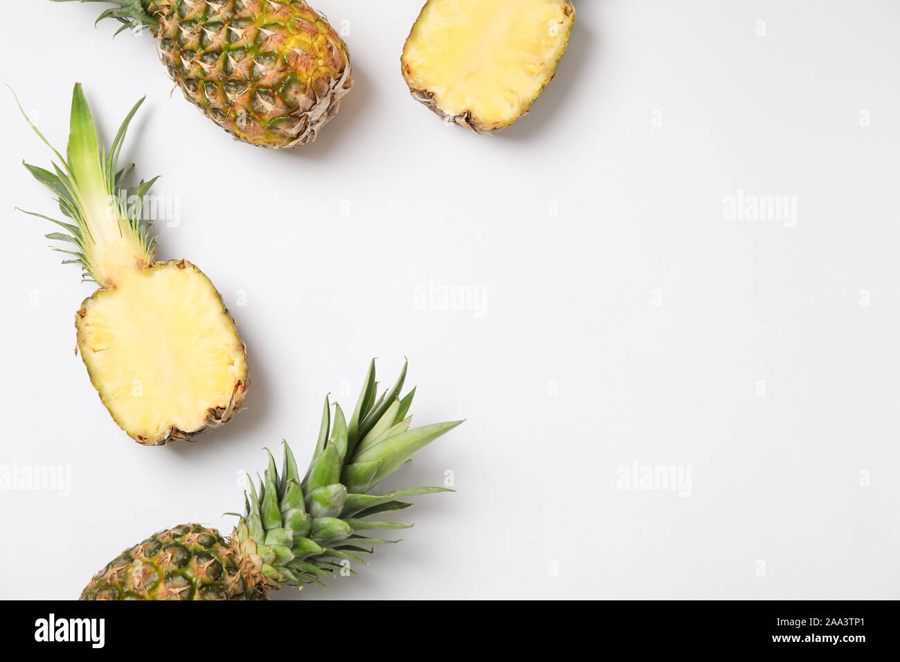 Composizione con ananas su sfondo bianco, spazio per il testo Foto Stock