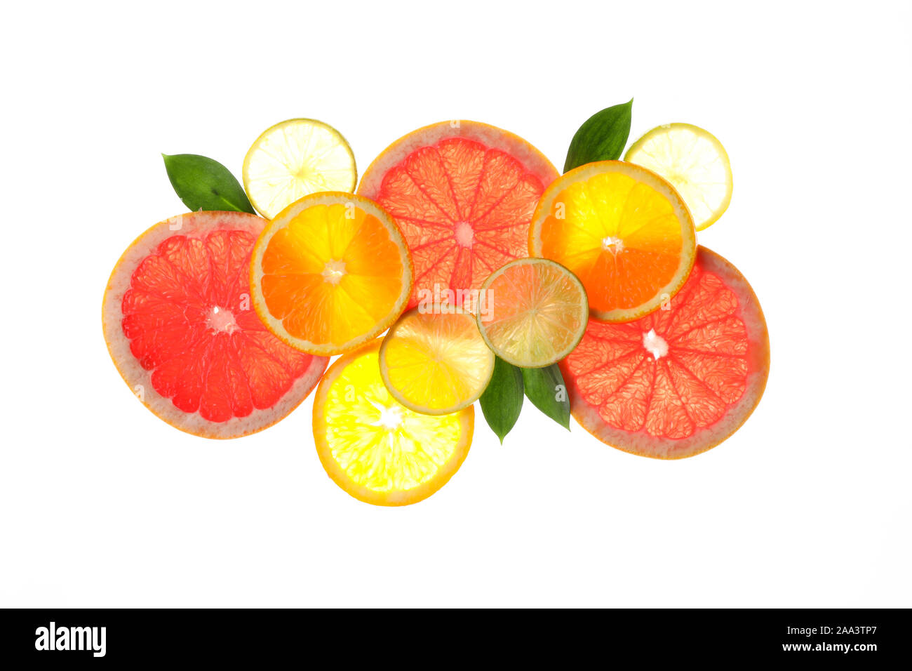 Retroilluminato con fette di pompelmo e limone isolati su sfondo bianco Foto Stock