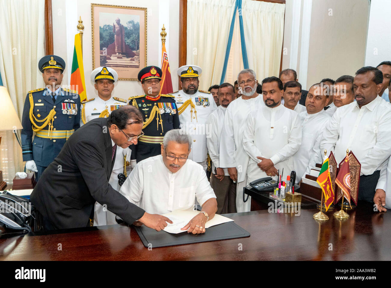(191119) -- COLOMBO, nov. 19, 2019 (Xinhua) -- Il Presidente dello Sri Lanka Gotabaya Rajapaksa firma un documento come egli assume funzioni presso la segreteria presidenziale di Colombo, capitale dello Sri Lanka, nov. 19, 2019. (Presidente della Divisione Media/Handout via Xinhua) Foto Stock