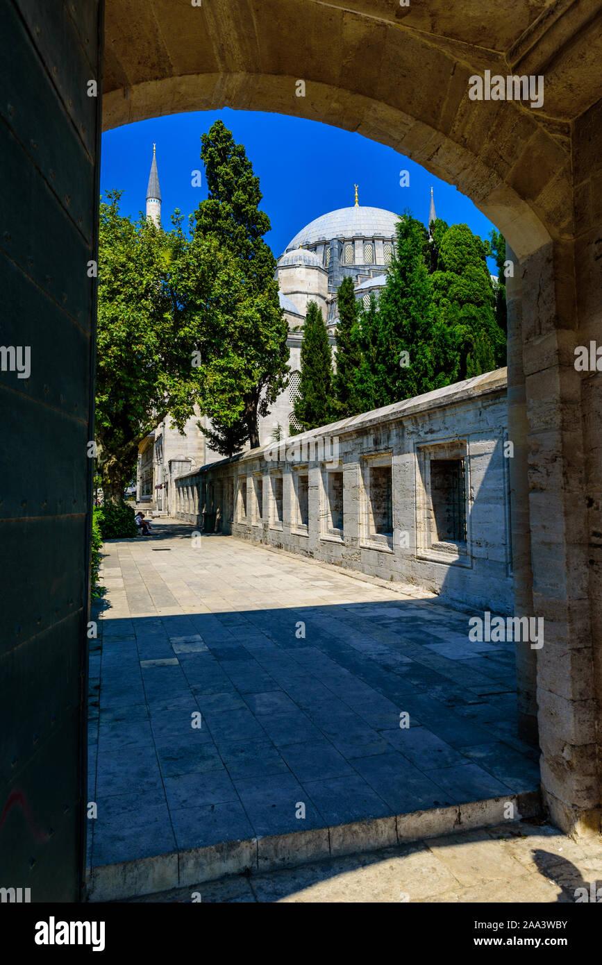 La Moschea di Suleymaniye nel quartiere Fatih di Istanbul, Turchia. Concetto di viaggio della parte storica. Foto Stock