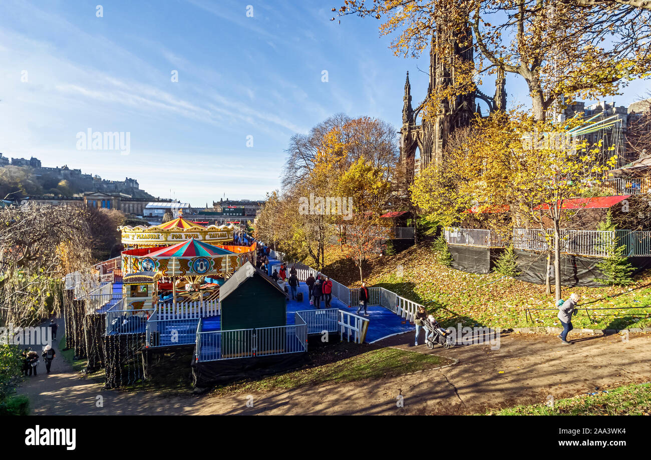 Vista da est sulla parte inferiore di Edimburgo di Natale 2019 nella zona est di Princes Street Gardens Edinburgh Scotland Regno Unito con attrazioni attrazioni & Mercati Foto Stock